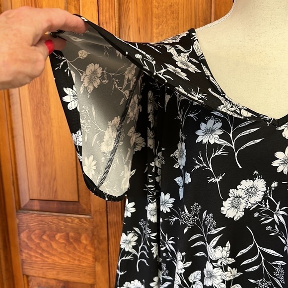 Bleeker & McDougal Vneck Layered Short Bell Sleeve Wrist Length Sleeve Floral 1X - Picture 3 of 9
